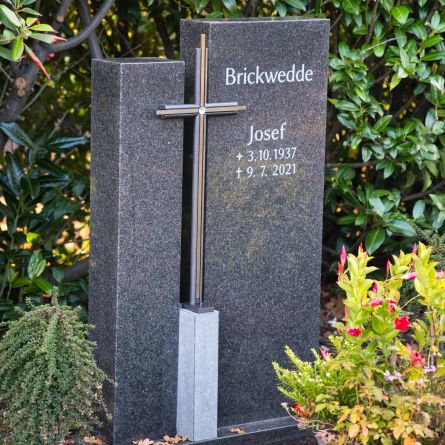 Geradlinige Denkmal mit Strassackerkreuz