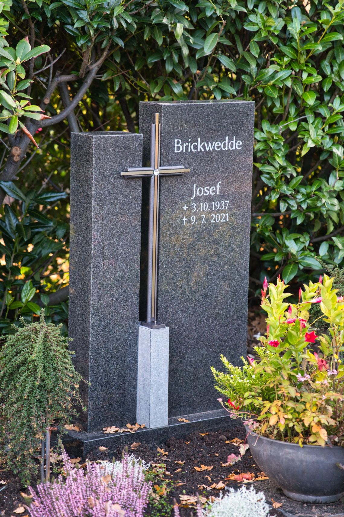 Geradlinige Denkmal mit Strassackerkreuz