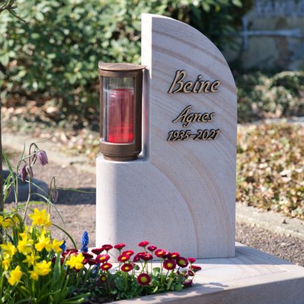 Ibbenbürener Sandstein mit Bronzeschrift und Lampe