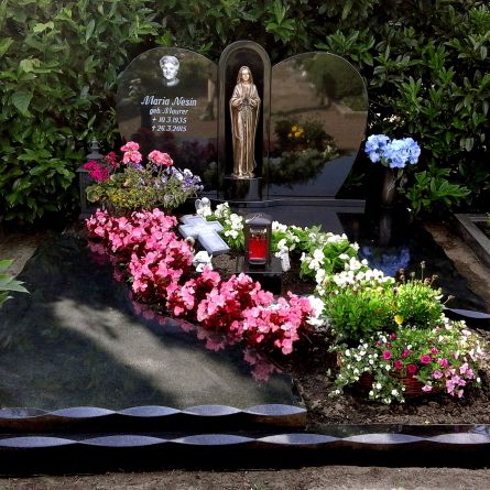 Doppelgrabstein mit Madonna und eingraviertem Portrait
