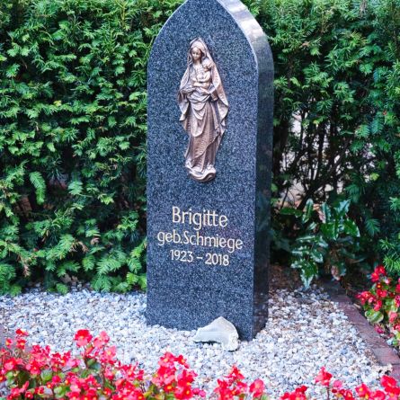 Klassische Stele mit Madonna