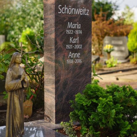 Familiengrab mit schlichter Stele