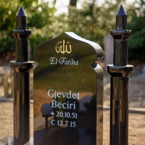 Grabstein in Moschee-Form mit Minaretten